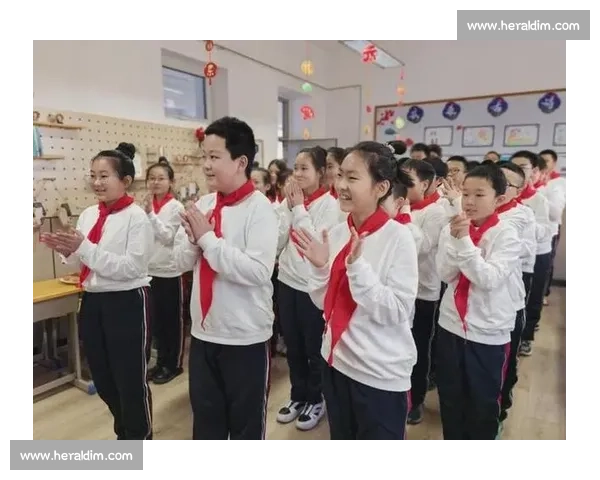 国歌奏响时，他们用身体为孩子撑起晴空